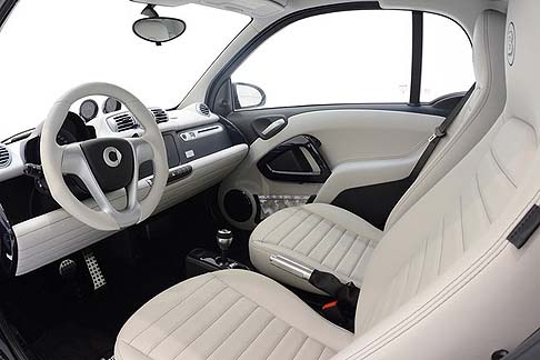 Smart - Disponibili dal mese di dicembre, smart moonlight coup e smart stardust cabrio sono proposte rispettivamente a 28.528 e 30.657 euro.