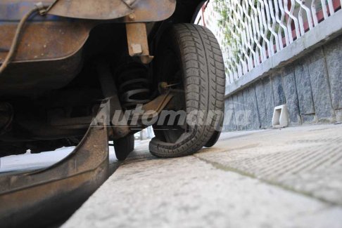 Incidente violentissimo - Pirata della strada, colpisce una city car in sosta che viene sobbalzata con la ruota posteriore destra sulla panchina di 40 cm