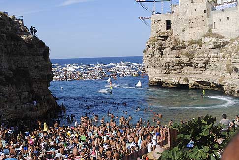 Cliff Diving a Polignano - Spettacolo tavole da serf a Polignano a mare che intrattengono il pubblico del Red Bull Cliff Diving World Series