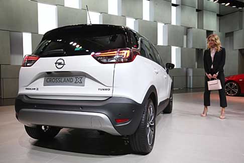 Opel - Il nuovo veicolo offre tecnologie di ultima generazione che assistono il conducente nella guida.