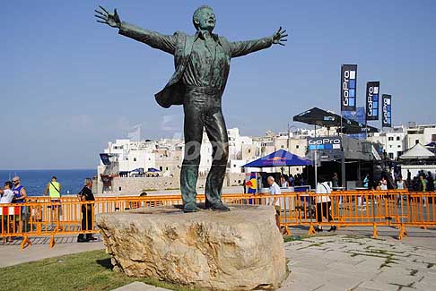 Tuffi alta quota Polignano a Mare - Statua di Domenico Modugno a Polignano a Mare per il Red Bull Cliff Diving World Series 2017