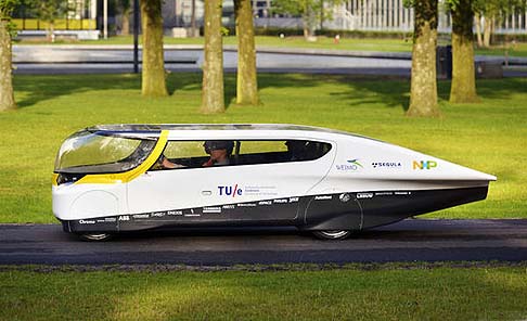 Solar Car - Interamente alimentata dallenergia solare, Stella garantisce, grazie ad un ampio tetto fotovoltaico per ricaricare il pacco di batterie, unautonomia pari a 600 km.