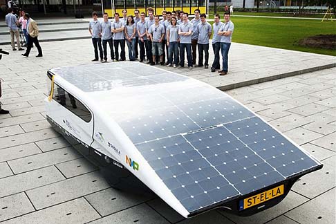 Solar Car - A bordo, lambiente  caratterizzato dalla presenza di una strumentazione essenziale, costituita da un elemento flessibile con funzioni di display e di touchscreen.