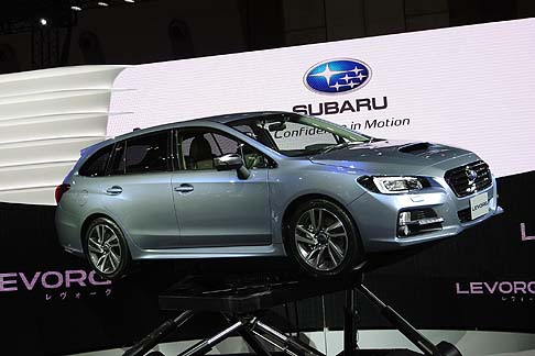 Subaru - Il design dinamico della parte frontale è reso possibile dall’utilizzo di una forma conica che caratterizza la griglia esagonale, elemento distintivo del brand. 