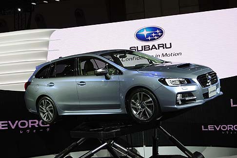 Subaru - Il design dinamico della parte frontale  reso possibile dallutilizzo di una forma conica che caratterizza la griglia esagonale, elemento distintivo del brand. 