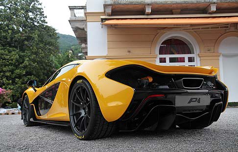 BMW - Il propulsore della McLaren P1  un V8 biturbo 3.8 litri M838TQ capace, in accoppiata ad un motore elettrico da 176 CV, di generare 916 CV ed una coppia massima di 900 Nm.