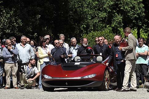 BMW - Il design unico della Pininfarina Sergio  caratterizzato dal tetto che si estende fino a raggiungere i sedili e dallassenza dei vetri laterali e del parabrezza.