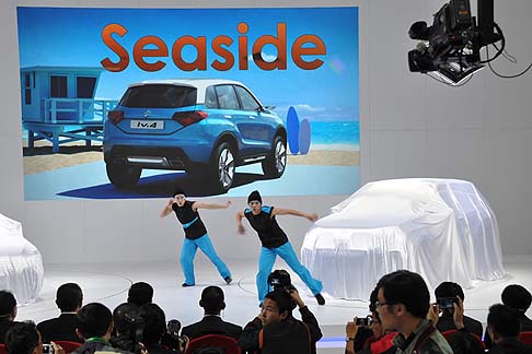 Suzuki - Lunga 4.545 mm, larga 1.730 mm e alta 1.475 mm, Suzuki Alivio adotta un propulsore a benzina 4 cilindri in linea da 1586 cm, con distribuzione DOHC VVT a 16 valvole.