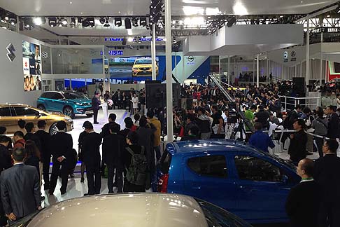 Suzuki - Ad accompagnare le due vetture nella kermesse di Pechino, troviamo i modelli S-Cross, accanto alla berlina sportiva Kizashi. 