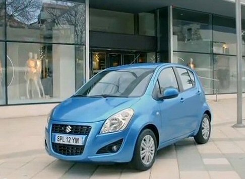 Suzuki - In dettaglio, il restyling si contraddistingue per linee familiari moderne, pi dinamiche rispetto alla serie precedente, sottolineate dalle due inedite colorazioni metallizzate Sparkling Blue e Bison Brown.