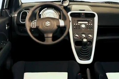 Suzuki - Splash guadagna 4,5 cm nella lunghezza massima, che ora raggiunge i 3.775 mm, ed  dotata di molteplici vani portaoggetti.