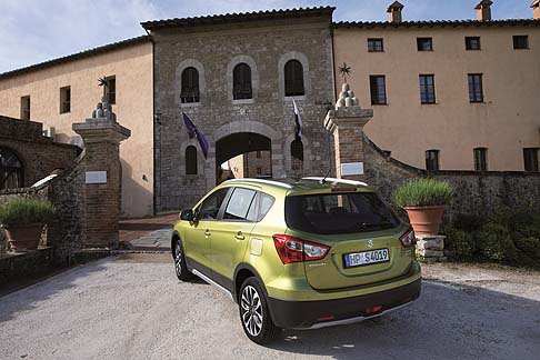 Suzuki - Disponibile da subito nella versione Fun 1.6 benzina a due ruote motrici, proposta a partire da 16.900 euro fino al 15 settembre, la Suzuki SX4 S-Cross,  un crossover che abbina funzionalit da auto familiare ad un design sportivo. 