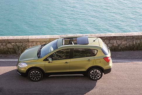 Suzuki - La versione Style aggiunge il climatizzatore automatico bi-zona, cerchi in lega da 17 pollici, fendinebbia e Design Package.