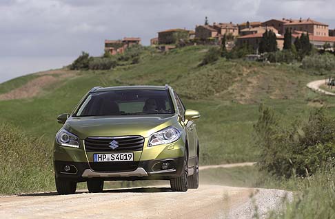 Suzuki - Per chi desidera unofferta ancora pi ricca, Suzuki, fino al 15 settembre, propone la SX4 S-Cross Web Edition, una edizione limitata prenotabile sul web.