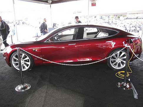 Tesla - Tesla S al Central Plaza dellIinternational Ces di Las Vegas