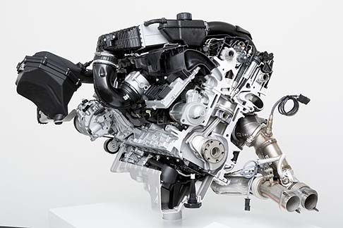 BMW - Lo sterzo  del tipo elettromeccanico sviluppato da BMW M GmbH, esperto nel creare vetture dalla impressionante precisione di guida.