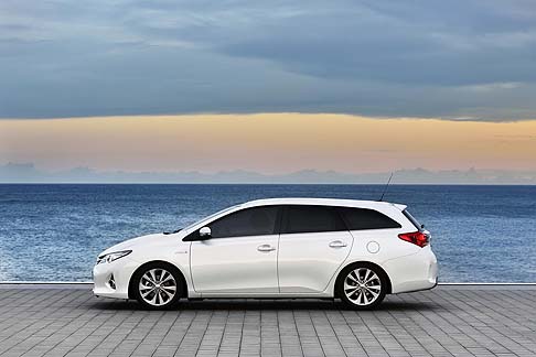 Toyota - Auris Touring Sports contribuir� certamente ad accrescere il volume di vendite del settore ibrido, le cui potenzialit� sono stimate al rialzo, e che oggi copre oltre il 20% delle vendite Toyota. 