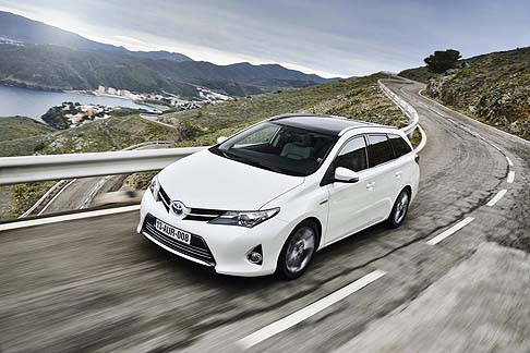 Toyota - L�avvio della produzione di Auris Touring Sports nell�impianto TMUK di Burnaston conferma l�impegno del brand nipponico sul territorio britannico.