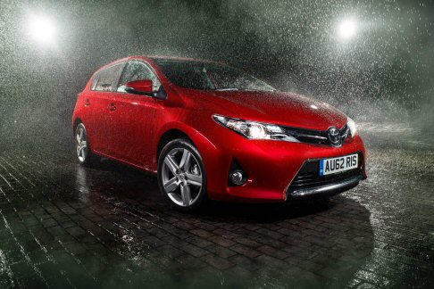 Toyota - Tra le dotazioni estetiche spiccano anche i cerchi in lega, disponibili nelle misure da 15, 16 e 17 pollici, e caratterizzati da un nuovo design.