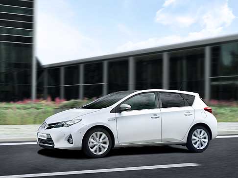 Toyota - Toyota Auris Hybrid model year 2013 dispone del Simple Intelligent Park Assist (SIPA)