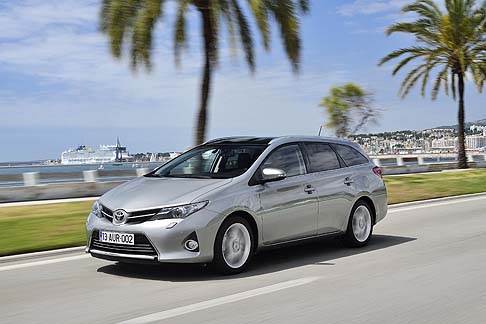 Toyota - La nuova Toyota Auris Touring Sports presenta un accattivante design del frontale, coniugando lo stile Under Priority con il Keen Look dei fari e dei LED di Marcia Diurna (DRL).