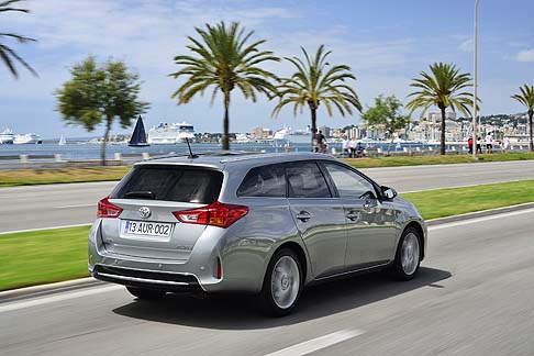 Toyota - Insieme alla prima motorizzazione full hybrid del segmento C, Auris Touring Sports sar� disponibile anche con il motore benzina 1.6 Valvematic ed i motori diesel D-4D 1.4 e 2.0.