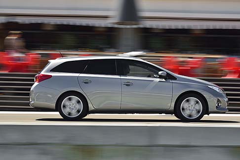 Toyota - Il top della gamma Lounge comprende interni in pelle e tessuto, climatizzatore Bi-Zona, sensori crepuscolari e pioggia, cruise control, Simple Intelligent Park Assist (SIPA), Smart Entry & Start System e cerchi in lega da 16 o 17 pollici.