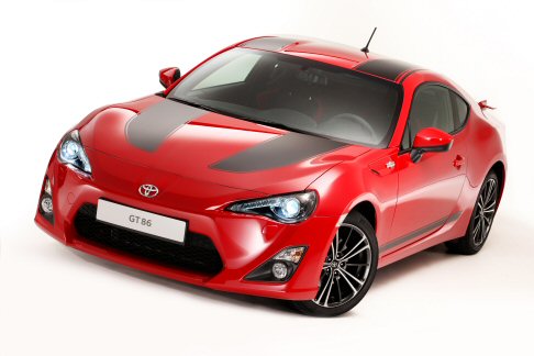 Toyota - La limited edition, offerta in edizione numerata a 86 esemplari, presenta un badge personalizzato con il nome del proprietario. 