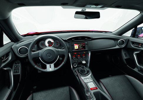 Toyota - Lequipaggiamento include: sistema di navigazione multimediale Toyota Touch & Go, ABS, 7 airbags, climatizzatore bi-zona, sedili sportivi bi-colore rosso-nero, smart entry & push start button, cruise control, Hill holder.