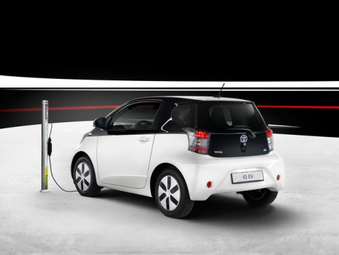 Toyota - La ricarica avviene in circa tre ore, ma  possibile ricaricare circa l80% della batteria in soli 15 minuti grazie al sistema Fast Charging. 