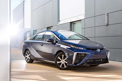 Toyota - Mirai impiega il Toyota Fuel Cell System (TFCS), un sistema che adotta sia le celle a combustibile che la tecnologia ibrida, ed include nuovi pacchi di celle e serbatoi di idrogeno ad alta pressione di produzione Toyota. 