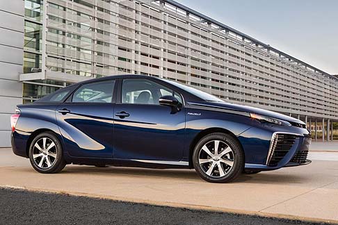 Toyota - Molte sono le tecnologie dedicate alla sicurezza della vettura: un sistema Pre-Crash ; sistema Lane Departure Alert; Drive-start Control e Blind Spot Monitor. 