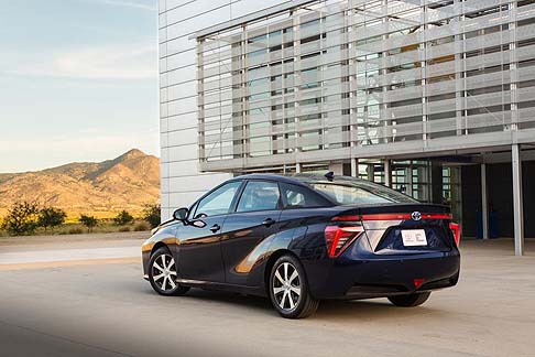 Toyota - La nuova Mirai sar disponibile con cerchi in alluminio da 17 pollici leggeri grazie allutilizzo di un particolare processo di incisione. 