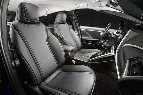 Toyota - A bordo, lambinte  elegante e dotato di rivestimenti soft-touch sulle portiere e altre superfici interne e di inserti cromati. I sedili anteriori si adattano al corpo degli occupanti grazie al particolare processo di schiumatura. 