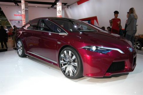 Toyota - La concept di Detroit adotta un sistema propulsivo Hybrid Synergy Drive, caratterizzato da dimensioni e peso pi contenuti per un risultato ottimale in fatto di consumi, prestazioni e autonomia in modalit total electric.