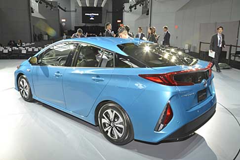 Toyota - La nuova Prius Plug-in  pi lunga di 165 mm, pi larga di 15 mm e pi bassa di 20 mm rispetto al modello precedente. 