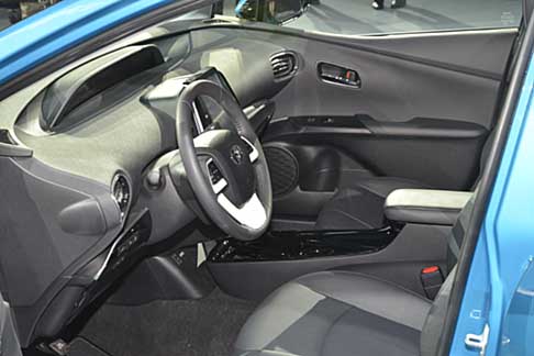 Toyota - La guida beneficia poi di un Head-up Display a colori, che proietta sulla parte bassa del parabrezza i dati del veicolo.