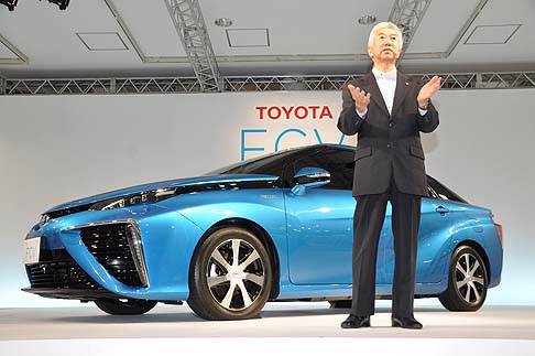 Toyota - I veicoli a celle a combustibile non emettono CO2 o sostanze inquinanti per l'ambiente durante il funzionamento, e offrono le stesse prestazioni e comodit duso delle auto alimentate a benzina. 