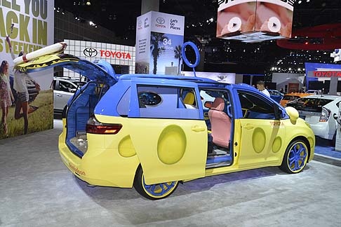 Toyota - La nuova Toyota Sienna SpongeBob si prepara ad accompagnare larrivo nelle sale a partire da febbraio 2015 il nuovo film sul personaggio di Nickelodeon.