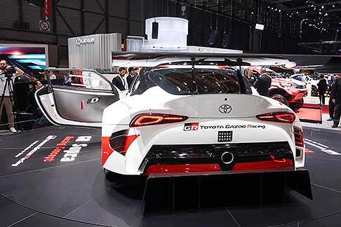 Toyota - L’abitacolo della Toyota Supra Racing è orientato alla performance sportiva ed è equipaggiato con una plancia da corsa