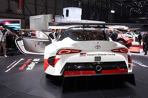 Toyota - Labitacolo della Toyota Supra Racing  orientato alla performance sportiva ed  equipaggiato con una plancia da corsa