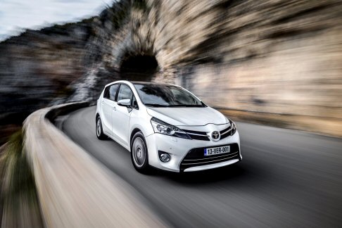 Toyota - Lestetica si affida ad un design pi aggressivo, mentre il profilo laterale conserva la linea dinamica del modello precedente.