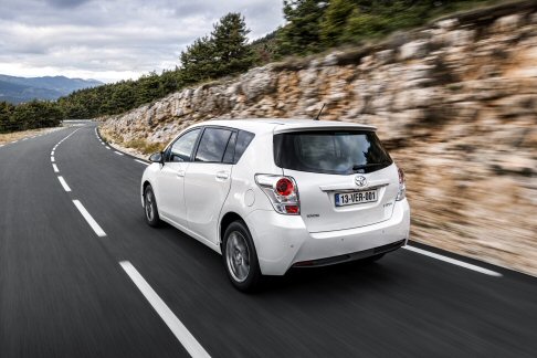 Toyota - Nonostante la compattezza, la vettura offre una straordinaria spaziosit interna. Il sistema di sedili Toyota Easy Flat garantisce una versatilit completa, con 32 posizioni differenti.