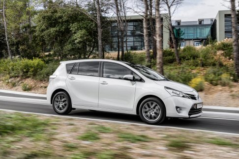 Toyota - Gli ingegneri hanno sottoposto lauto a una serie di miglioramenti riguardanti la rigidit strutturale del veicolo, le sospensioni e il Servosterzo Elettrico (EPS), studiate per migliorare il comfort di guida.