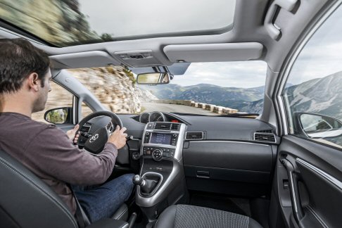 Toyota - Toyota Verso con allestimento Style prevede in pi i sensori per il funzionamento automatico di fari, tergicristalli e dispositivo di offuscamento automatico del retrovisore interno, un tetto panoramico Skyview
