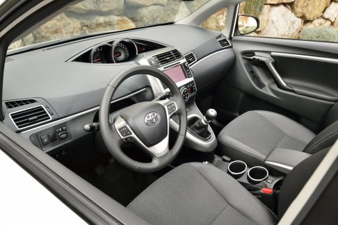 Toyota - Disponibile di serie a partire dallallestimento Active, il sistema Toyota Touch & Go con uninterfaccia touch-screen full-colour da 6.1 pollici.
