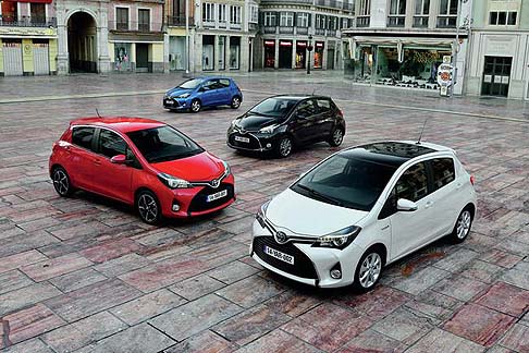 Toyota - Tutti gli allestimenti dispongono di equipaggiamenti completi, con volante in pelle, climatizzatore e sistema multimediale Toyota Touch 2 di serie a partire dallallestimento Active. 