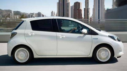 Toyota - Toyota Yaris Hybrid dotato del nuovo sistema Full Hybrid unisce un nuovo motore benzina 1.5 litri a un motore elettrico, a un differenziale, un Inverter e un pacco batteria pi compatti