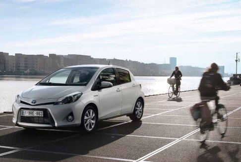 Toyota - La nuova trasmissione della Toyota Yaris Hybrid dispone di una batteria al Nichel- Idruro metallo da 144 V pi piccola e dotata di un sistema di gestione dellenergia elettrica ancora pi efficiente
