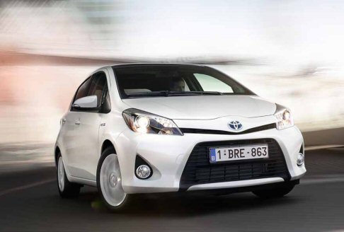 Toyota - Tutta la gamma Toyota Yaris Hybrid dispone di serie di 7 airbag, Sistema di Frenata Antibloccaggio (ABS), Distribuzione Elettronica della Forza Frenante (EBD), Controllo della Stabilit in Curva (CSC)
